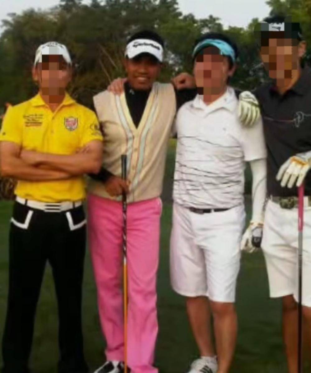 Viral Jejak Digital Penampilan Nyentrik Syahroni saat Bermain Golf (1).jpg