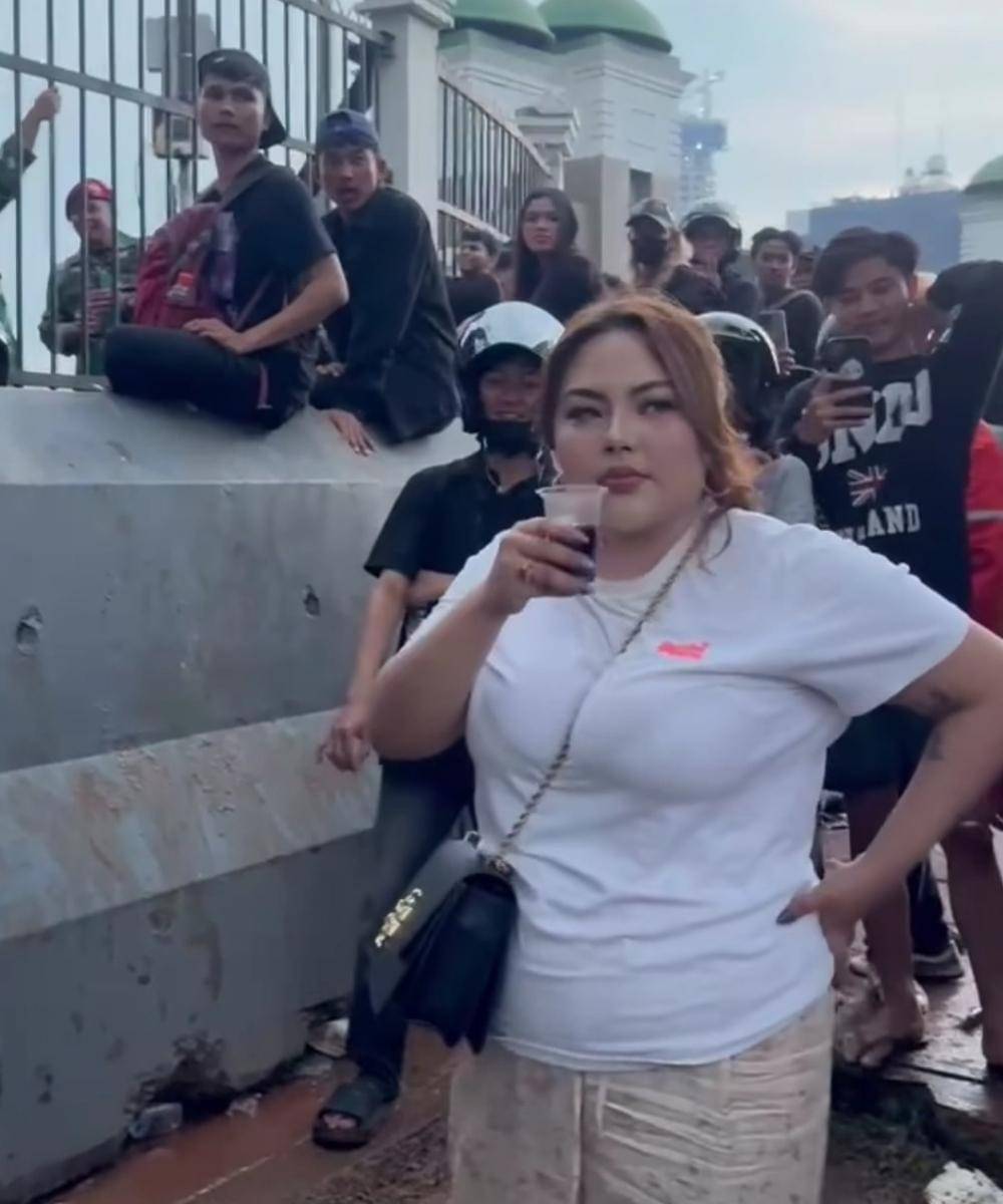 Penampilan Para Artis saat Turun Demo di Gedung DPR.jpg