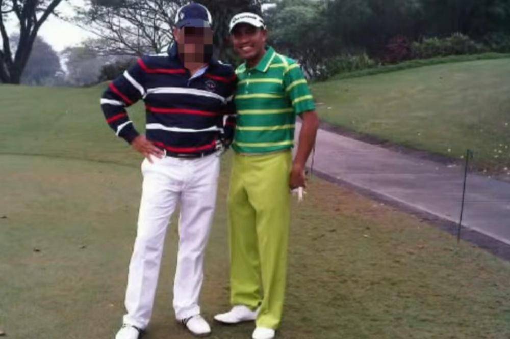Viral Jejak Digital Penampilan Nyentrik Syahroni saat Bermain Golf (3).jpg