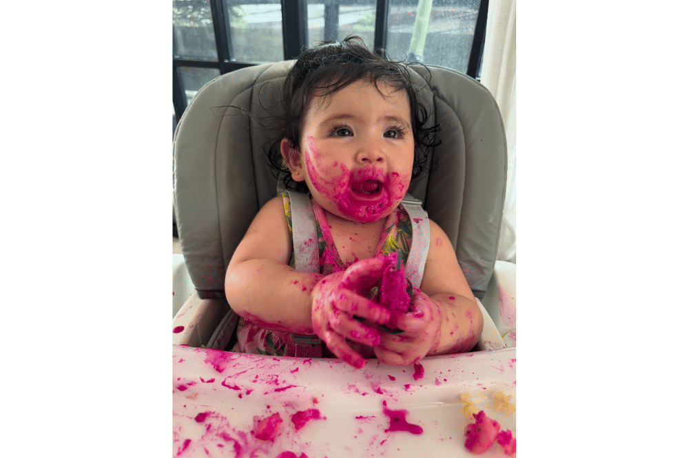 Gemasnya Hagia yang tersenyum lebar saat menyantap es krim buah naga.png