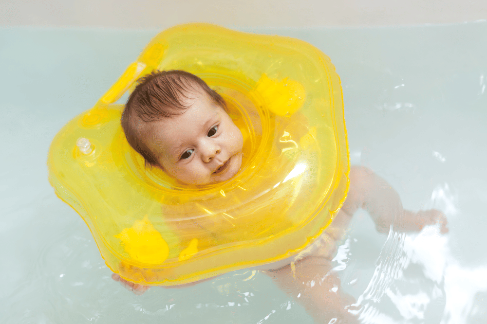 Bayi berenang dengan neck ring (Freepik/bearfotos)