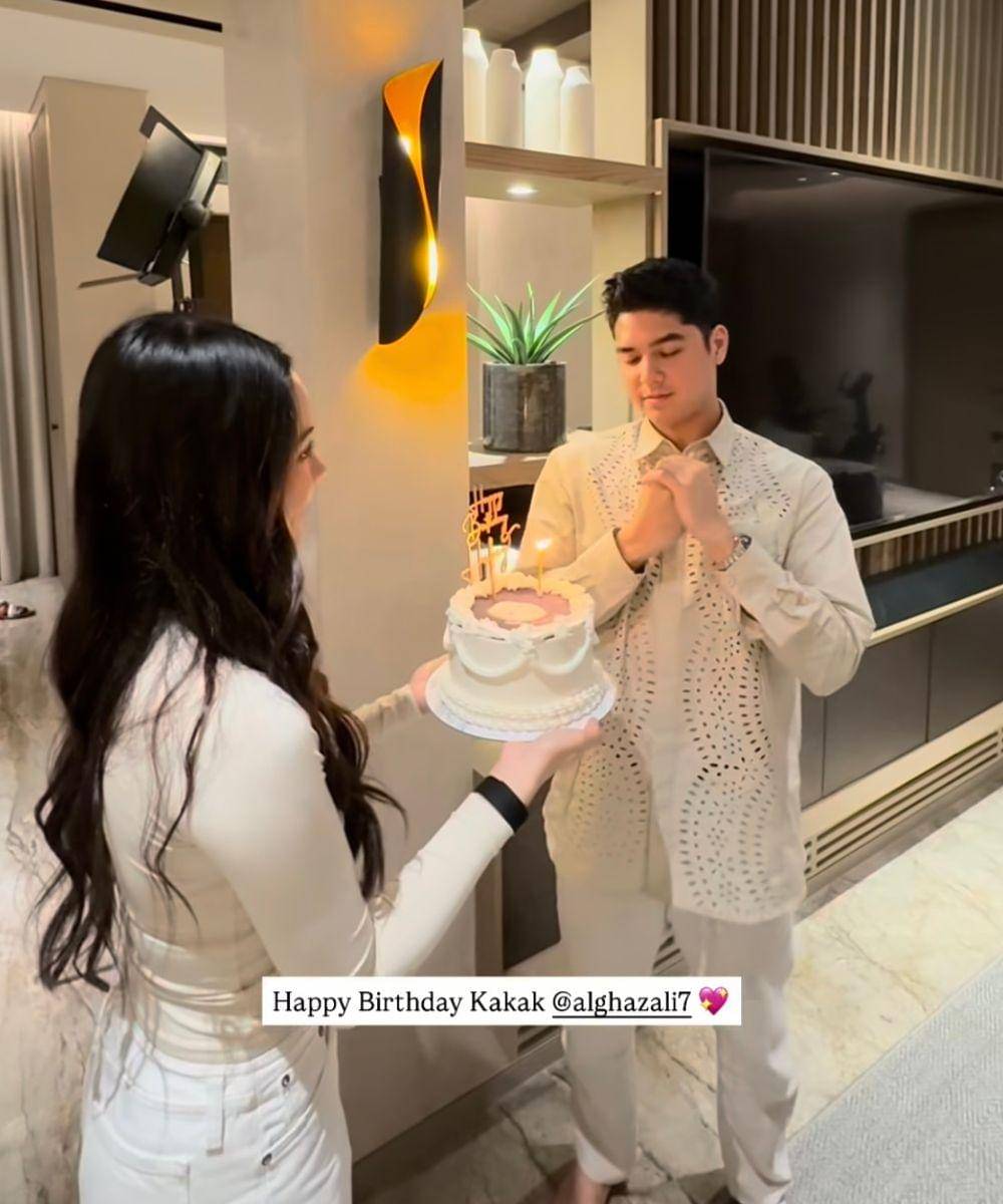 Maia Sekeluarga Rayakan Ulang Tahun Al Ghazali dengan Nuansa Putih