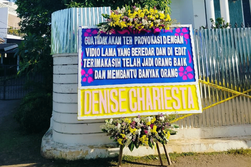 Isi Karangan Bunga Denise Chariesta di Rumah Uya Kuya