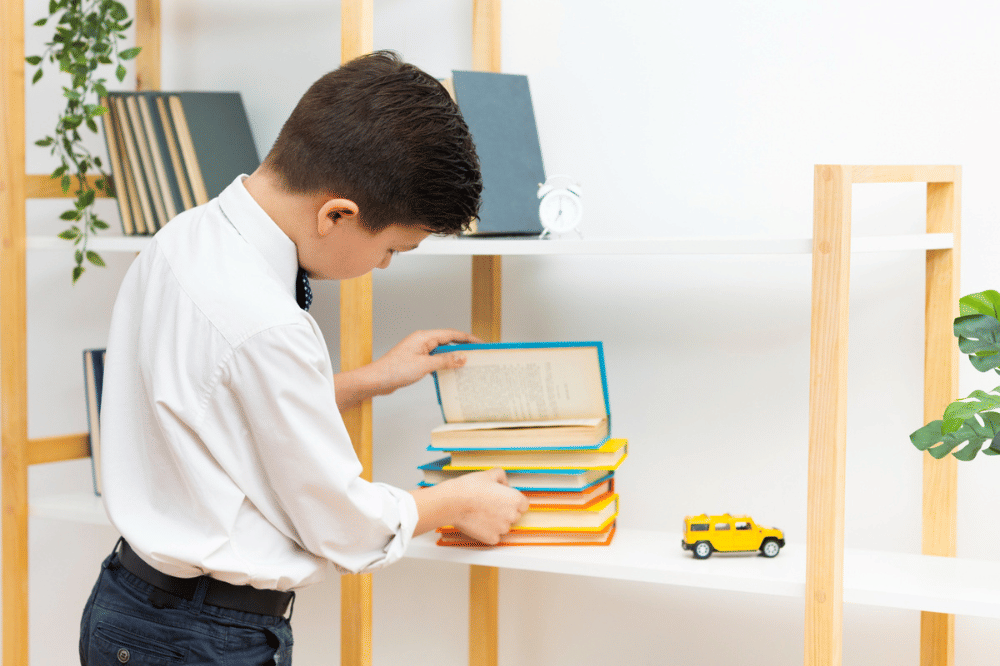 Anak sedang merapikan buku