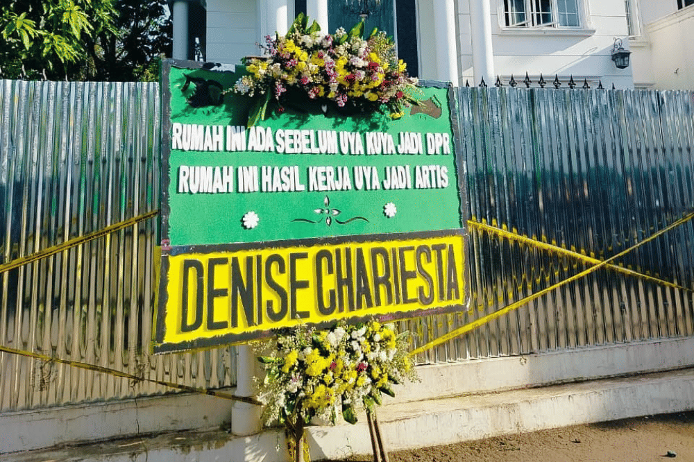 Isi Karangan Bunga Denise Chariesta di Rumah Uya Kuya