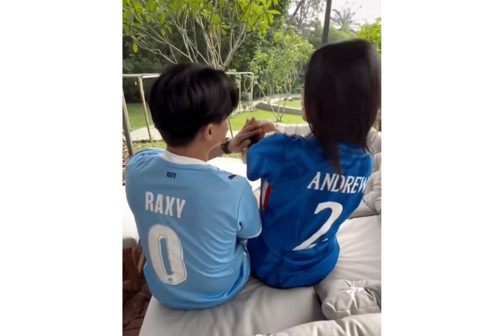 Tampil kompak mengenakan jersey bertuliskan nama lengkap Baby Andrew.png