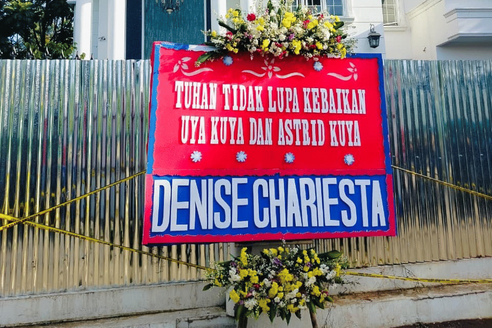 Isi Karangan Bunga Denise Chariesta di Rumah Uya Kuya