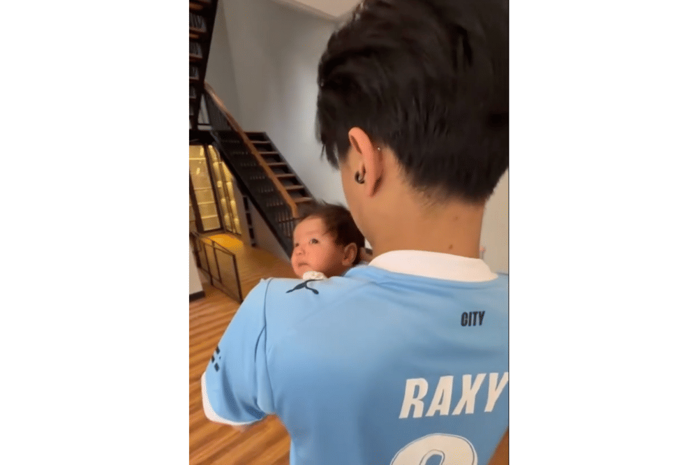 Usai menyusu, Baby Andrew dibantu DJ Bravy untuk bersendawa.png