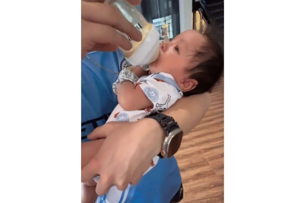 DJ Bravy turut serta dalam memberikan Baby Andrew susu.png