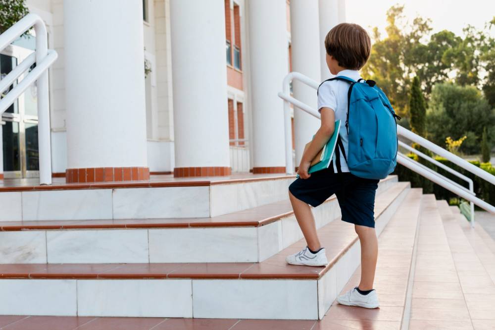 Anak pergi ke sekolah