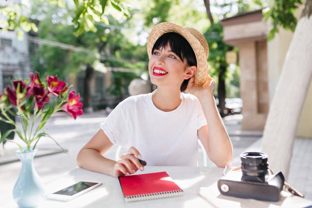 ilustrasi perempuan bahagia (freepik.com/lookstudio)