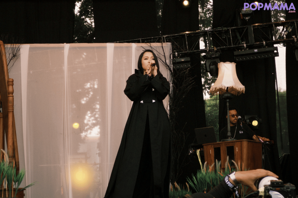 Bernadya membawakan Hindia 