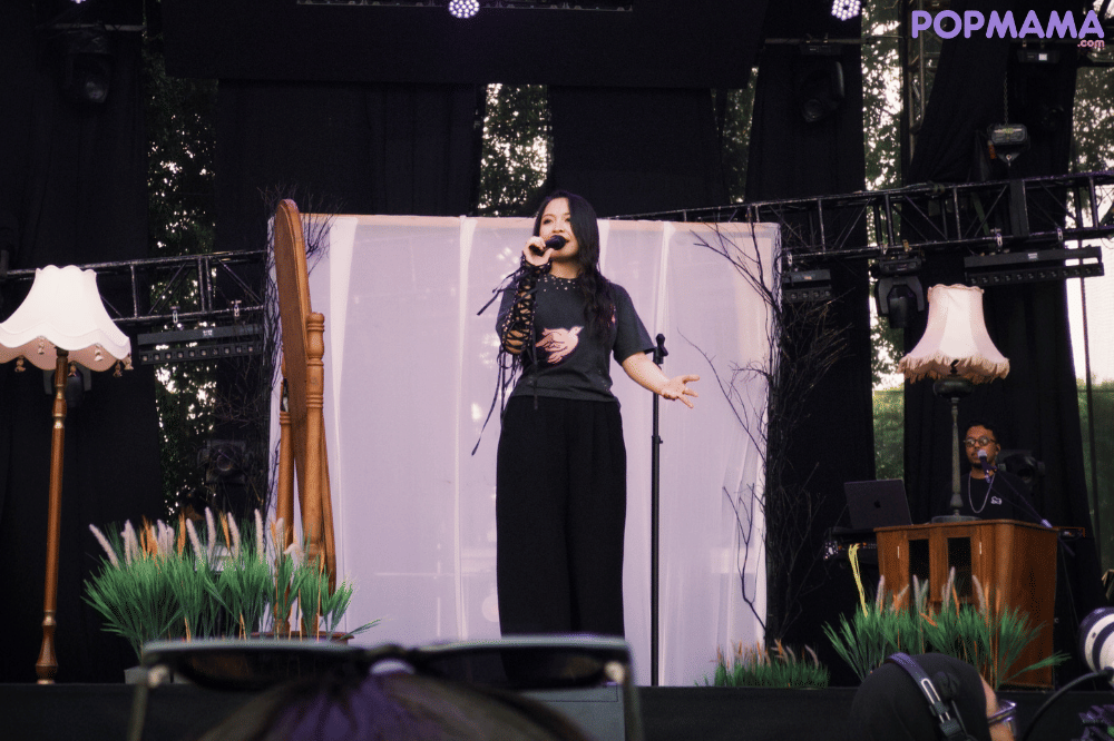 Bernadya membawakan Hindia 2 