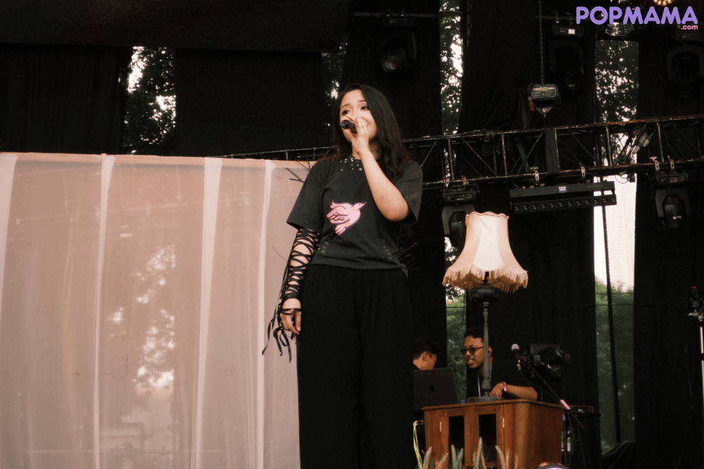 Bernadya membawakan Hindia 4 