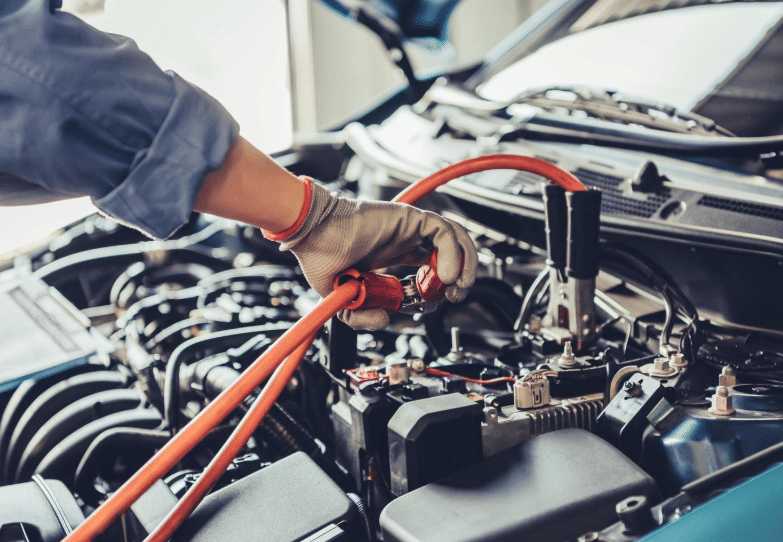 7 Bahaya Mengisi Air Aki Mobil Terlalu Penuh, Bisa Bikin Mesin Rusak?