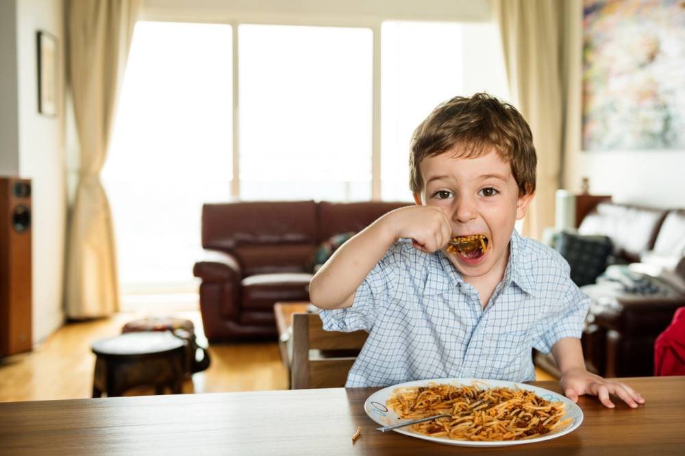 Anak sedang makan