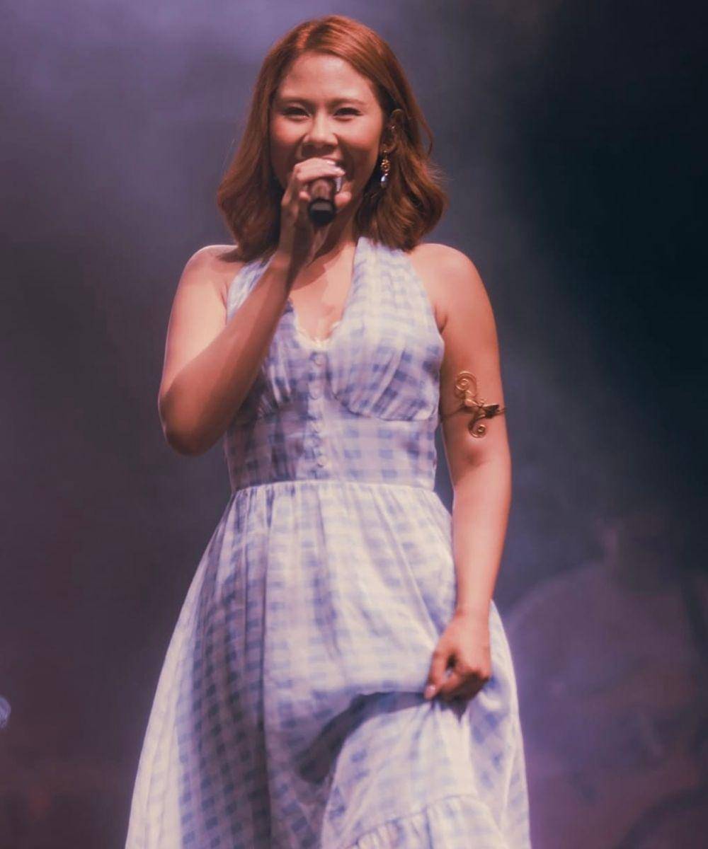 Potret Terbaru Nadin Amizah saat Manggung, Fresh dengan Rambut Pendek