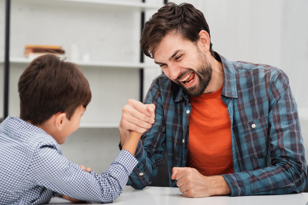 Papa bermain bersama anaknya