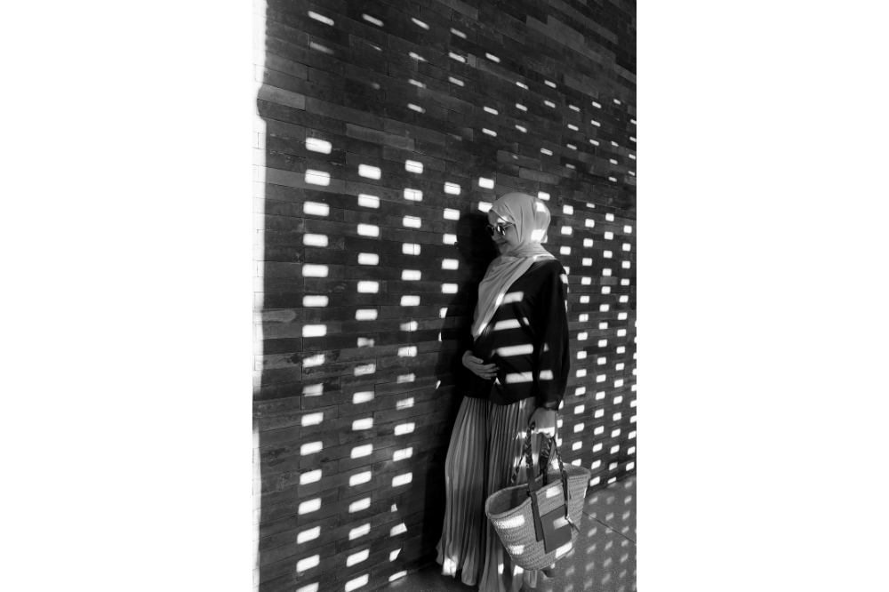 Momen Zaskia Sungkar pamer baby bump dalam potret hitam putih.png