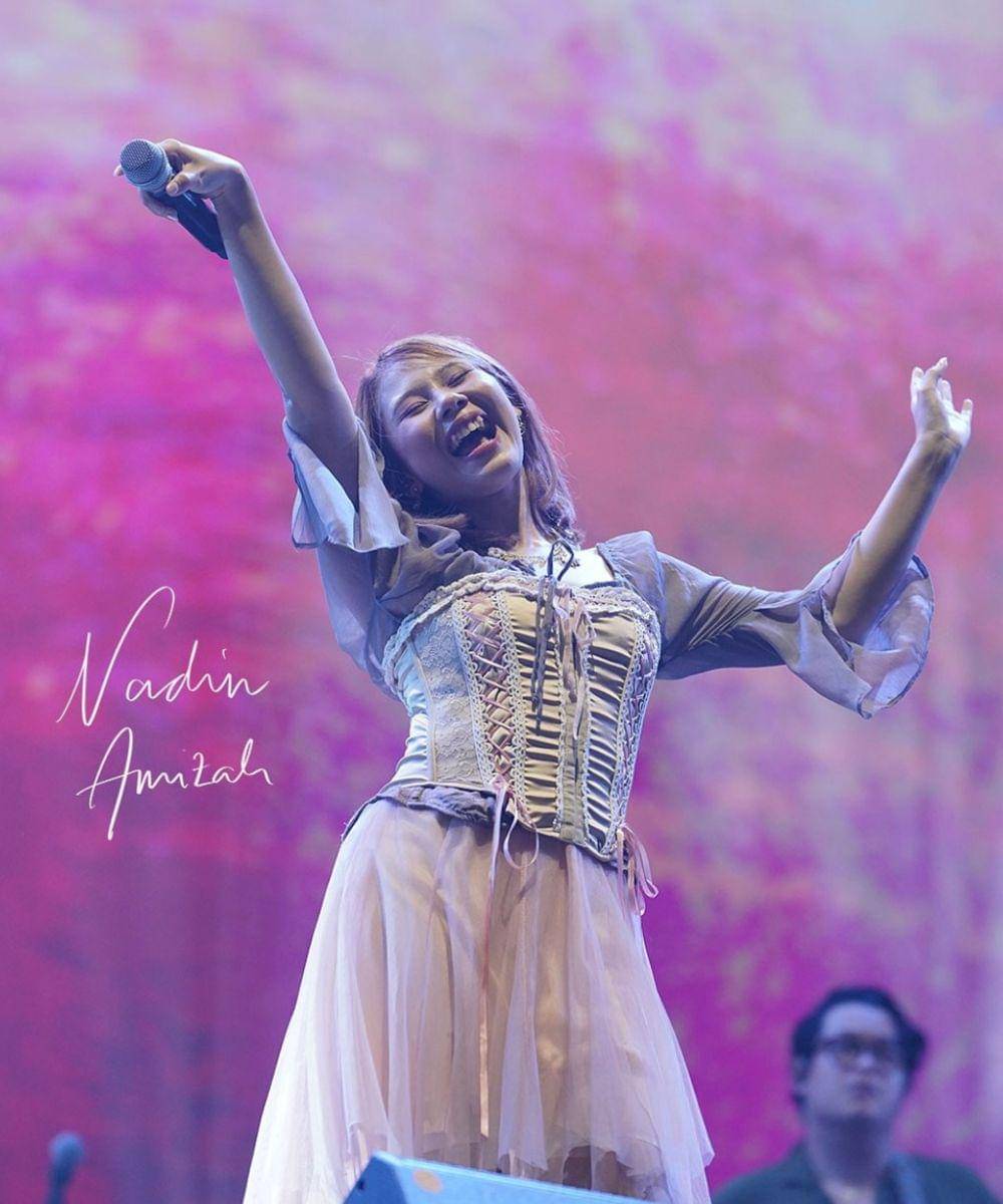 Potret Terbaru Nadin Amizah saat Manggung, Fresh dengan Rambut Pendek