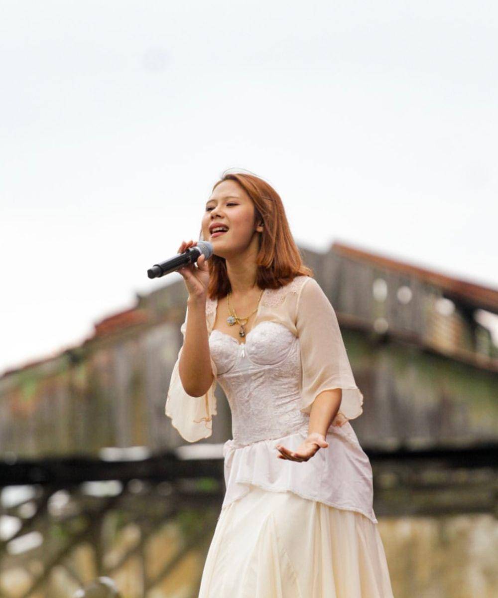 Potret Terbaru Nadin Amizah saat Manggung, Fresh dengan Rambut Pendek