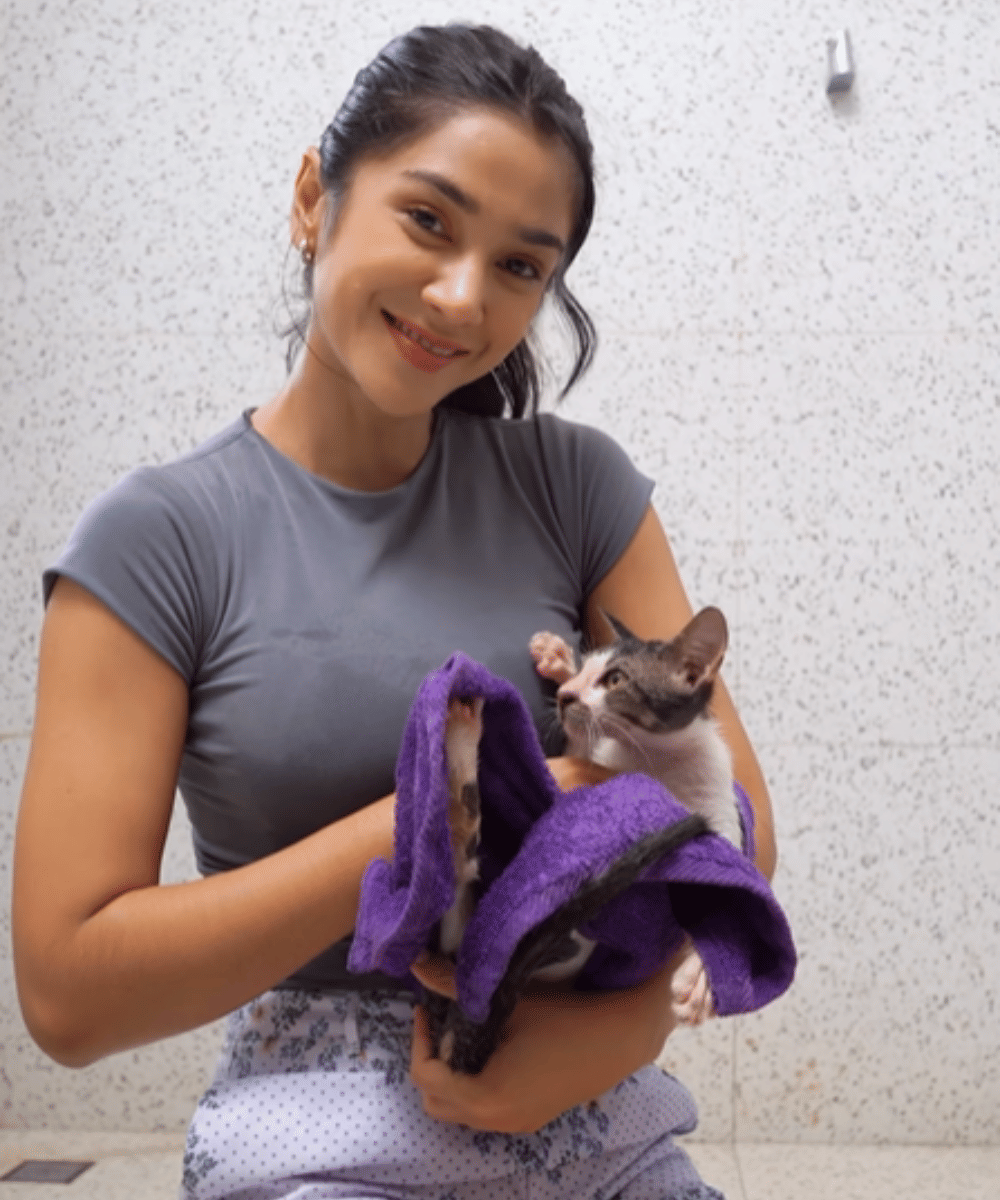 7 Foto Fanny Ghassani Memandikan Kucing 7.png