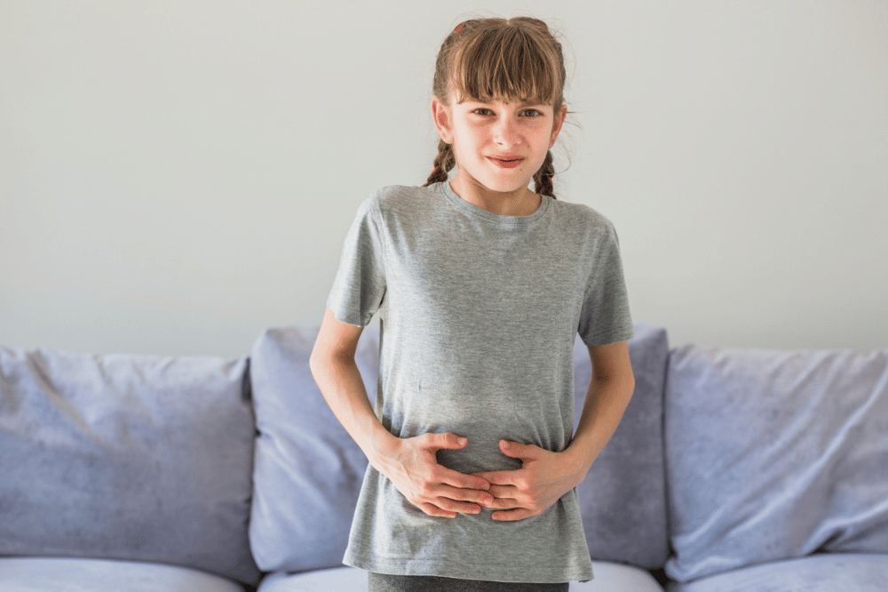 Anak memegang perut