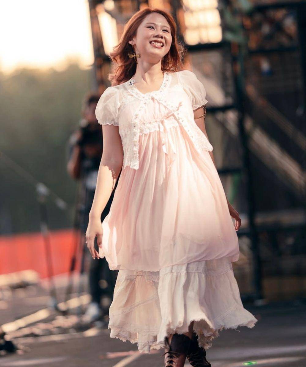 Potret Terbaru Nadin Amizah saat Manggung, Fresh dengan Rambut Pendek