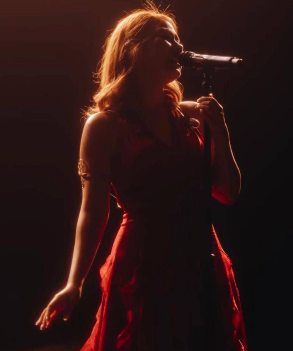 Potret Terbaru Nadin Amizah saat Manggung, Fresh dengan Rambut Pendek