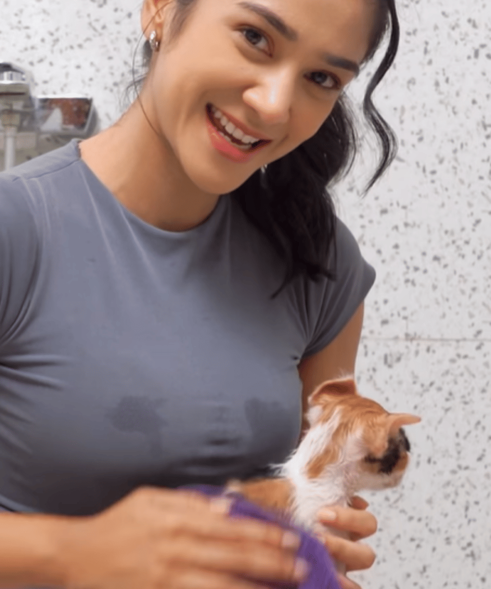 7 Foto Fanny Ghassani Memandikan Kucing