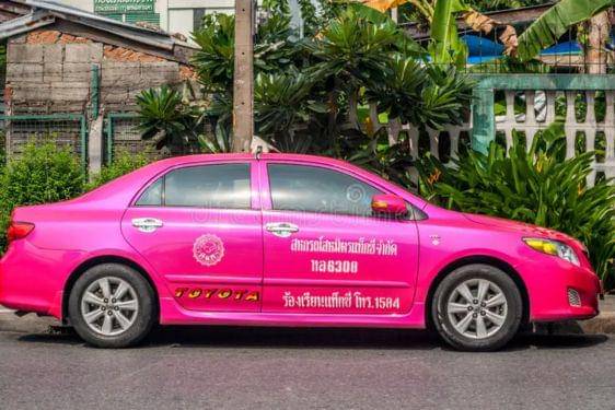 Apa Itu Taksi Merah Muda Khusus Perempuan? Ramah dan Eksklusif