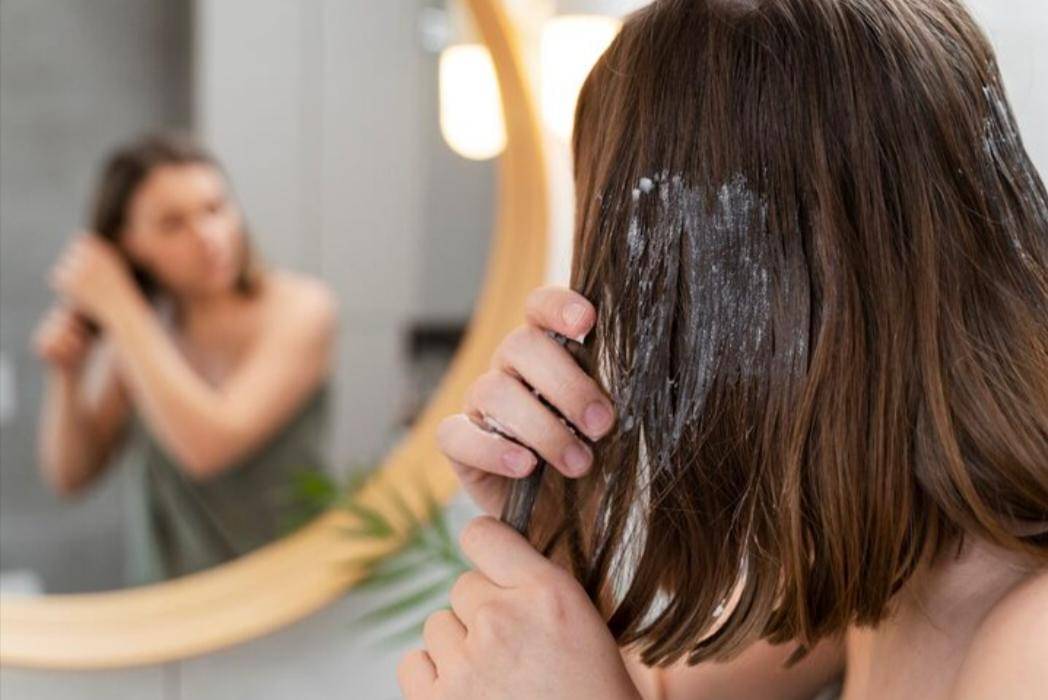 Menggunakan Masker Rambut (freepik.com/freepik) 