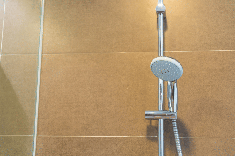 Cara Membersihkan Kerak Shower Kamar Mandi