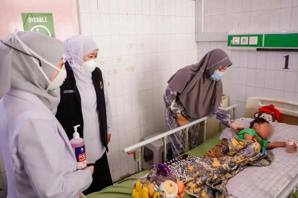 Khofifah Indar Parawansa saat menjenguk anak yang dirawat