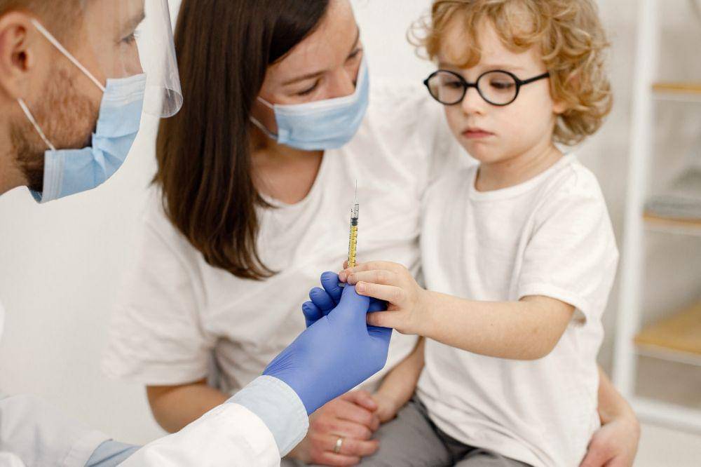 doctor doing a vaccination