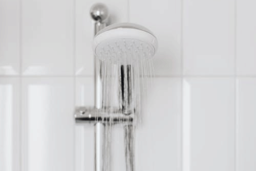 Cara Membersihkan Kerak Shower Kamar Mandi