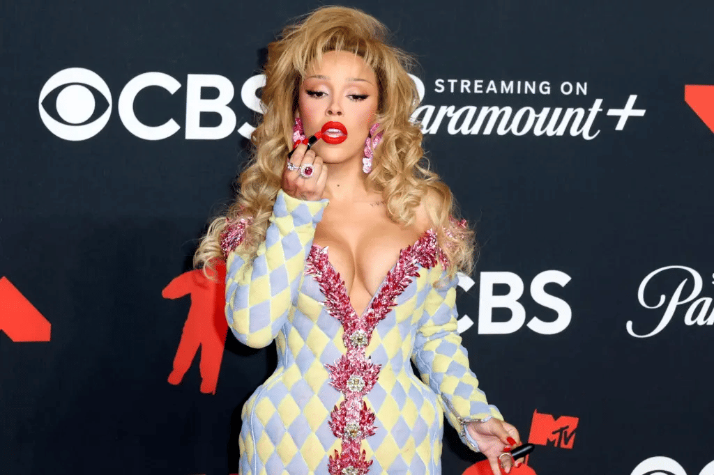 Doja Cat makan lipstik 