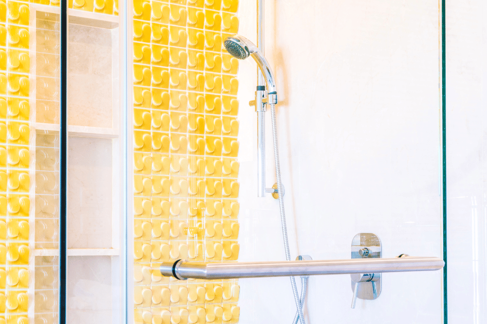 Cara Membersihkan Kerak Shower Kamar Mandi