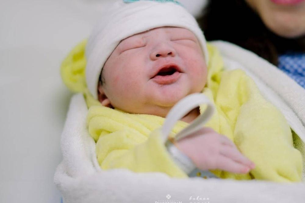 Dewi Paramitha Melahirkan Anak Pertama.jpg