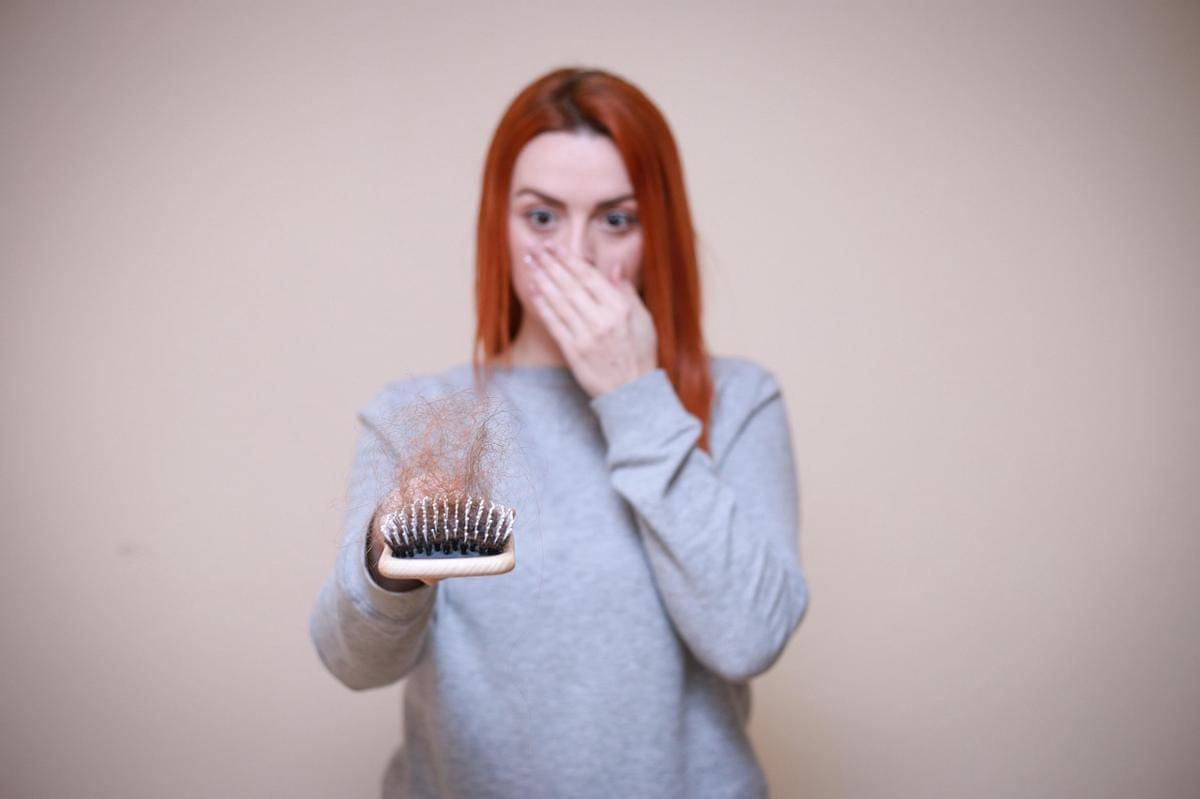 ilustrasi kapan harus konsultasi ke dokter untuk rambut rontok (pixabay.com/slavoljubovski)