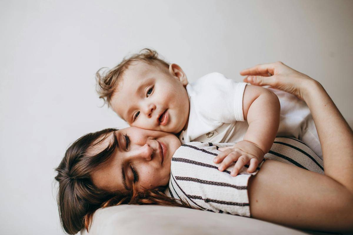 ilustrasi ibu dan bayi (pexels.com/Helena Lopes)