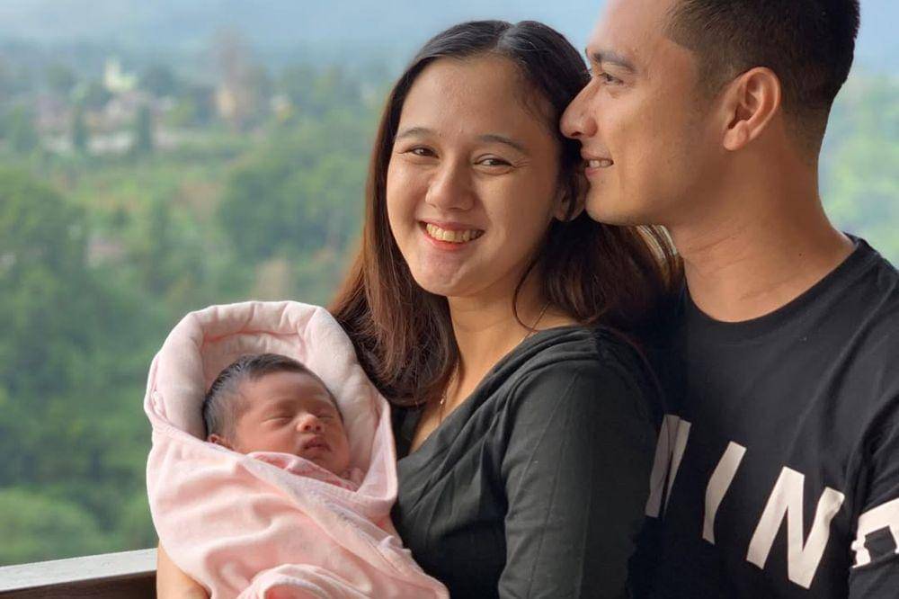 Eza Gionino bersama Meiza dan anak pertamanya