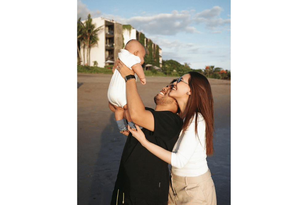 Foto Baby Arash Anak Aaliyah Massaid Liburan di Pantai 1.png