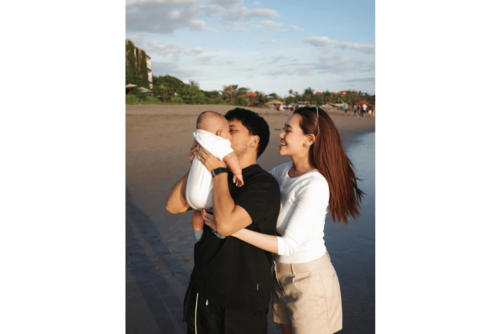 Foto Baby Arash Anak Aaliyah Massaid Liburan di Pantai 2.png