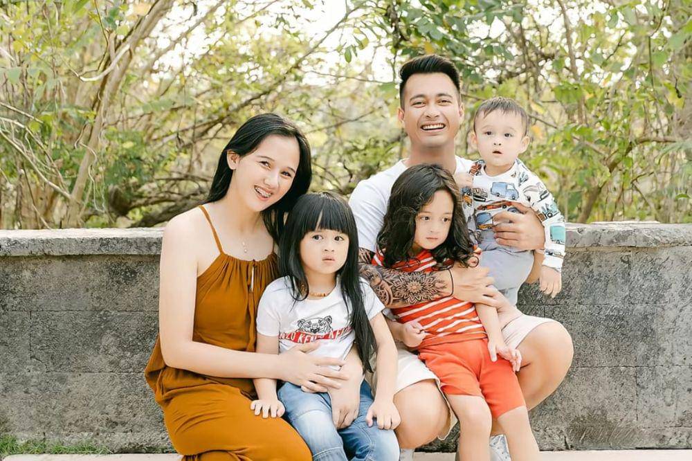 Eza bersama istri dan ketiga anaknya