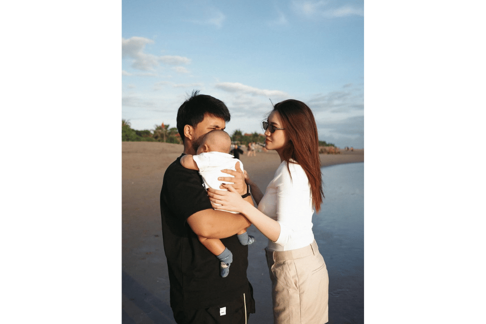 Foto Baby Arash Anak Aaliyah Massaid Liburan di Pantai 4.png