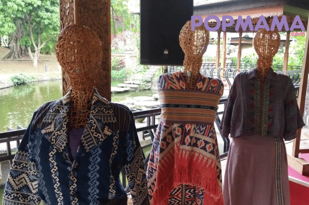 Kain tenun dari TORAJAMELO yang dipajang dalam acara di TMII, Rabu (10/9/2025)