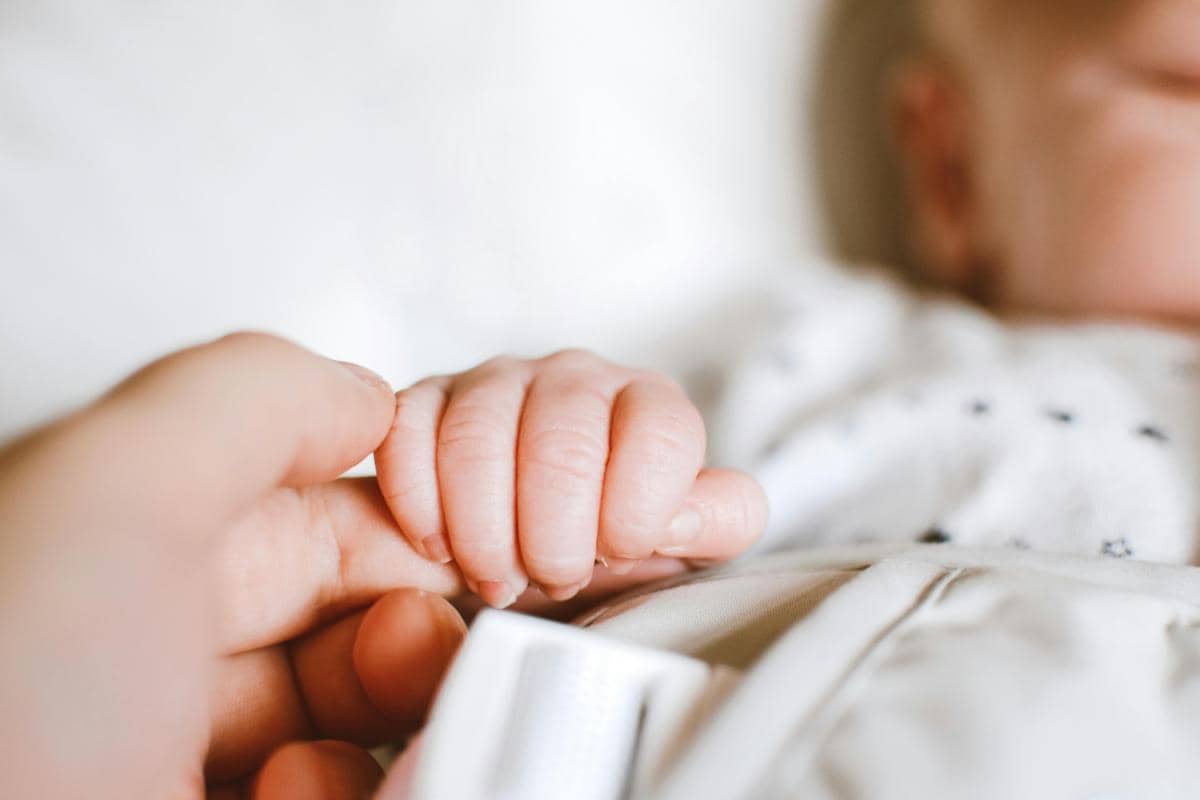 Cara menstimulasi bayi agar merilekskan tangannya
