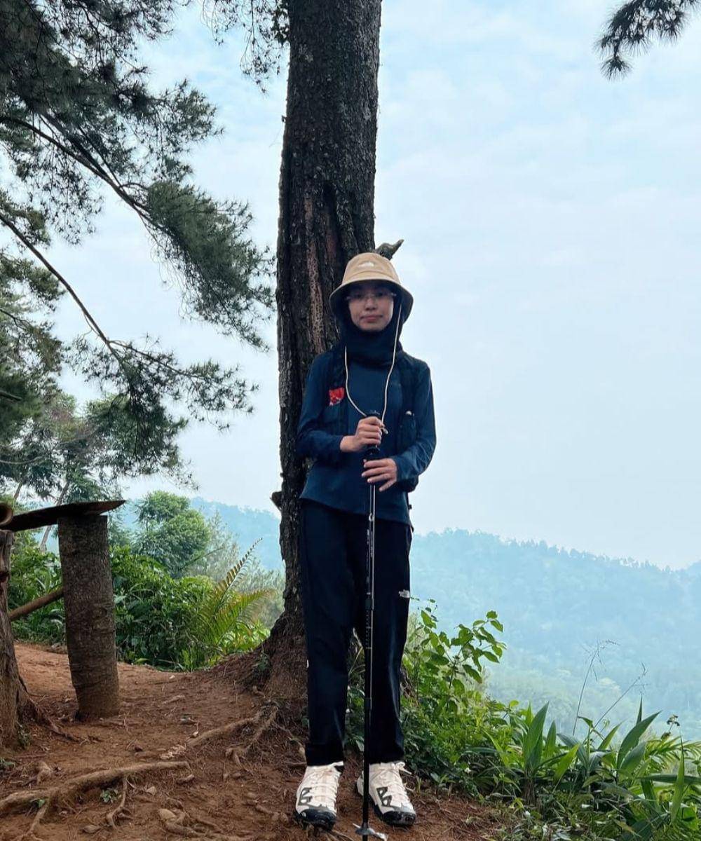 5 Inspirasi Outfit Hiking ala Tsana, Nyaman dan Stylish!