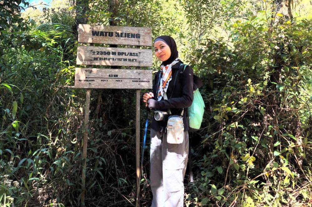 5 Inspirasi Outfit Hiking ala Tsana, Nyaman dan Stylish!